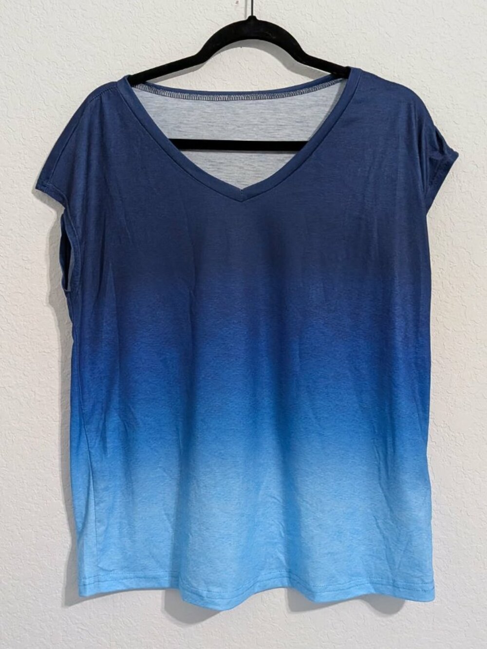 SHEIN Women's Dark Blue Light Blue Ombre V-Neck Top Tee NWOT (Medium)